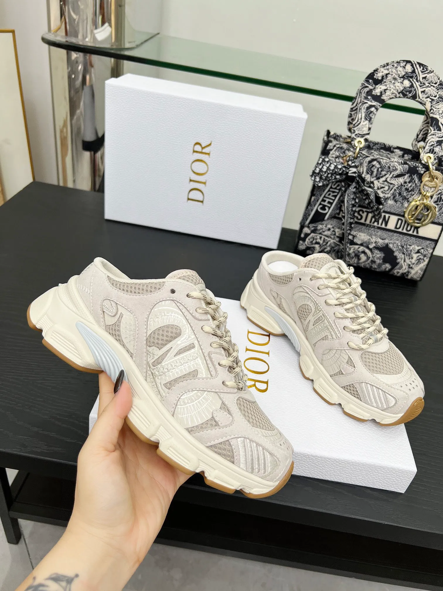 p560🐮🐮This Dior Chrono sports half slipper reinterprets running shoes with Dior's haute couture style. Gray mesh fabric is paired with tonal suede calfskin panels, the CD logo on the side, the star patch on the tongue and the Dior logo on the heel, all in classic fine detail. Featuring two-tone laces and a lightweight sole with star graphics, they can be worn year-round. Size: Women’s size 35-41 (35/42 can be customized) Men’s size 40-46 (men’s version is being printed) Color: 12 colors available